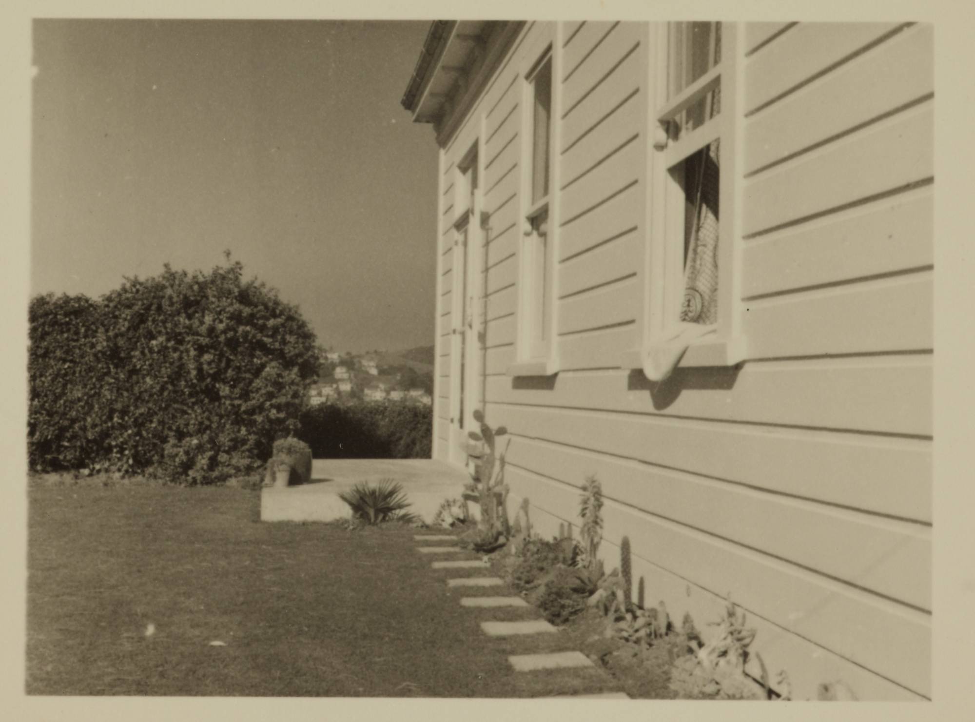 © Fleischl house and property in Karori, Wellington, 1949, Wellington, by Eric Lee-Johnson. Purchased 1997 with New Zealand Lottery Grants Board funds. © Te Papa. CC BY-NC-ND 4.0. Te Papa (O.011300)